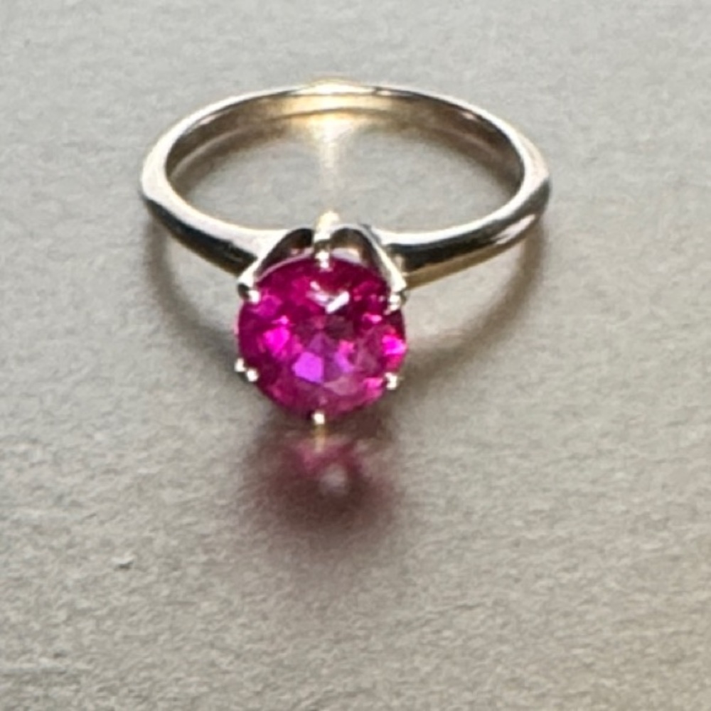 14k yellow gold Ruby solitaire tapered ring 2.8g